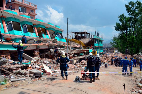 Российские спасатели с начала поисково-спасательной операции в Непале обследовали почти 4 тысячи квадратных метров завалов и проверили более 40 зданий.