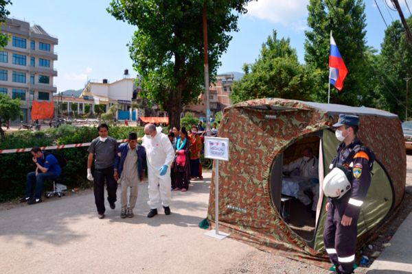 Одновременно с этим медики сводного отряда МЧС России продолжают оказывать помощь жителям Непала. 
