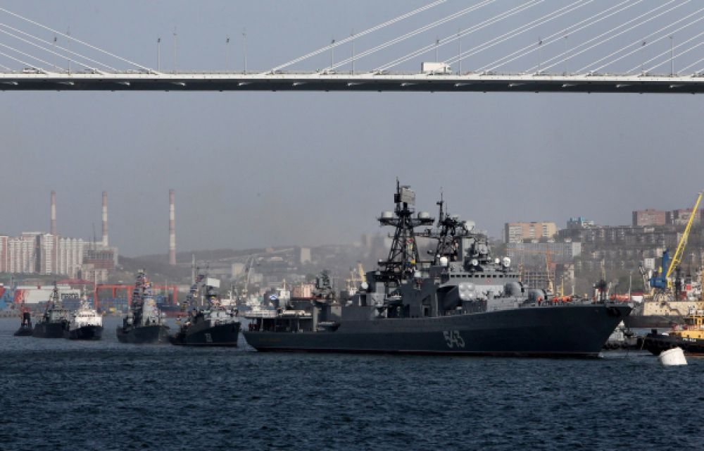 Корабли Тихоокеанского флота во время репетиции Парада Победы в бухте Золотой Рог во Владивостоке.