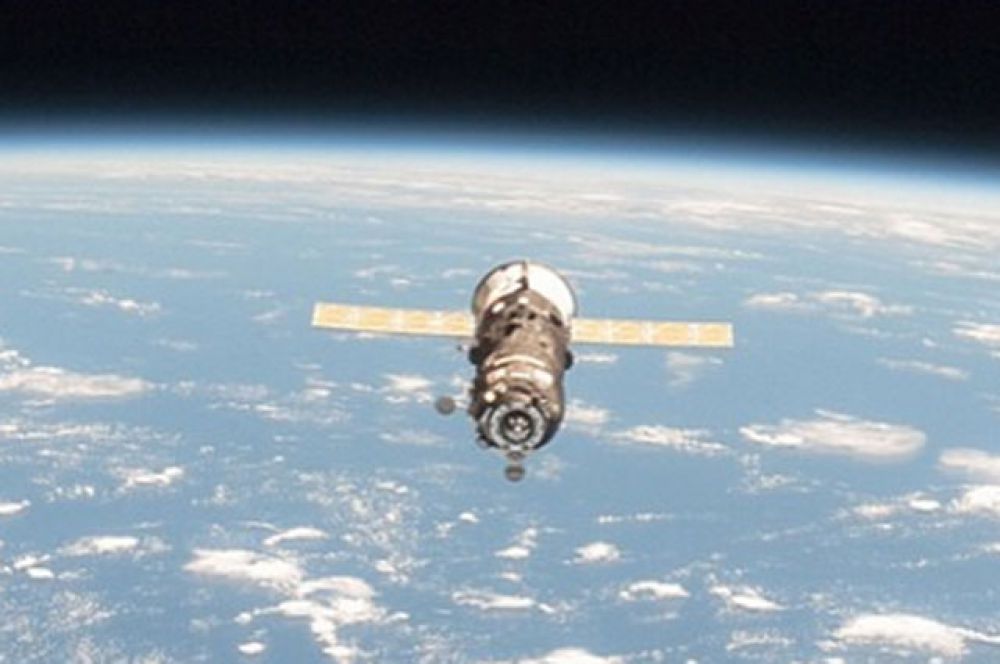 8 мая. Российский транспортный космический корабль «Прогресс М-27» сгорел в плотных слоях атмосферы.