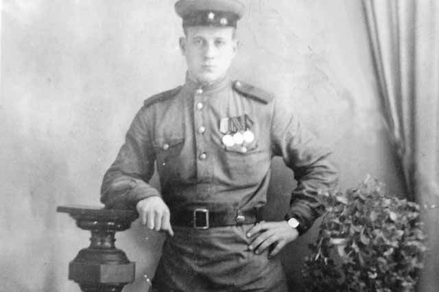 Гвардии сержант, командир зенитного орудия Фёдор Крылов в годы войны.