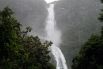 Водопад Сазерленд, Новая Зеландия. В Новой Зеландии есть водопад под названием Сазерленд. Он расположен на острове Южный и считается одним из самых красивых и загадочных водопадов мира. Добраться до водопада нелегко, но это того стоит – узкая струя воды, летящая с высоты в 580 метров в окружении густой зелени и скал представляет собой фантастическое зрелище.