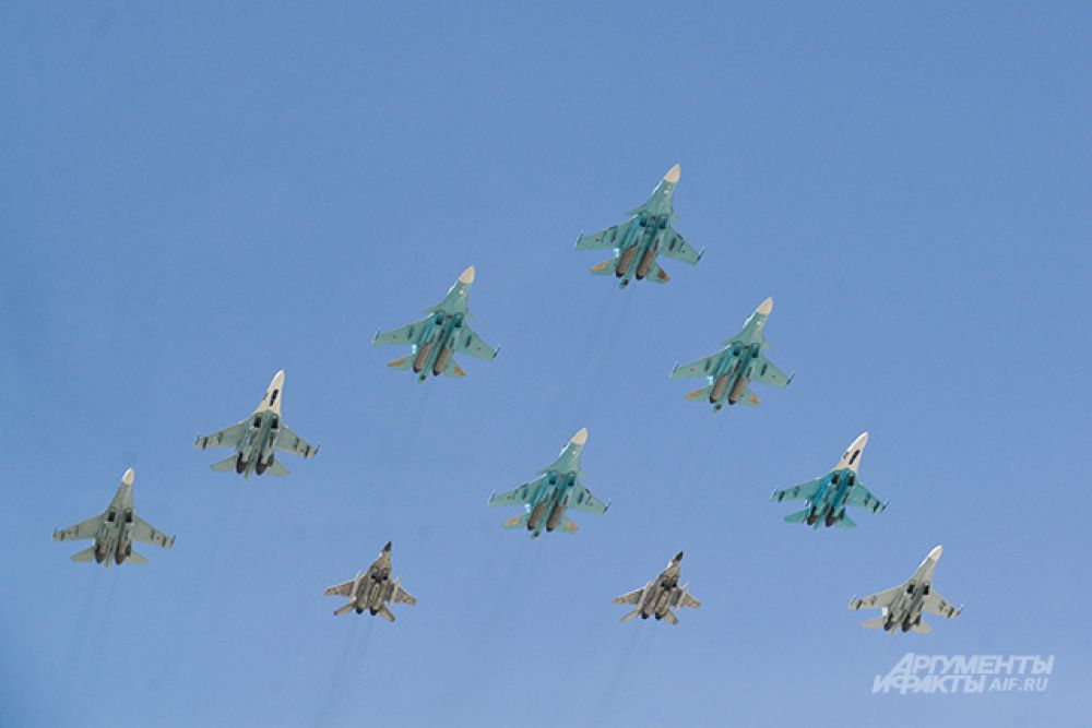 Истребители-бомбардировщики Су-34 и многоцелевые истребители Су-27 и МиГ-29.