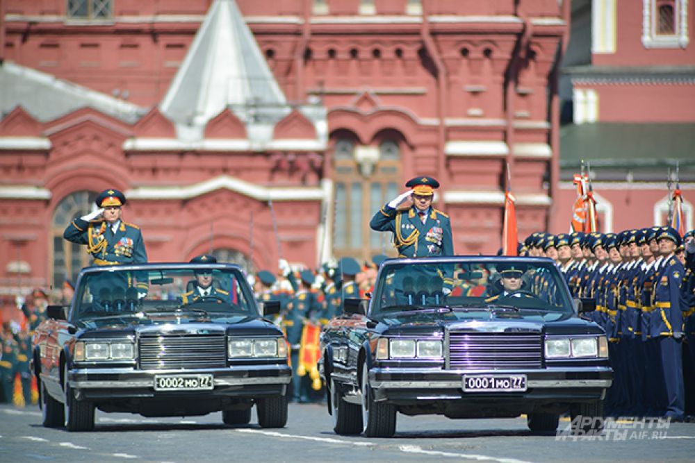 Министр обороны РФ, генерал армии Сергей Шойгу (справа) и командующий парадом Победы главнокомандующий Сухопутных войск РФ генерал-полковник Олег Салюков.