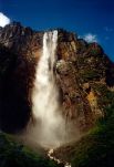 Водопад Анхель, Венесуэла. Самый высокий в мире водопад общей высотой в 1054 метра в сердце джунглей Амазонки. Набрав стремительную скорость на склоне плато Ауянтепуи, вода срывается вниз и, не успев коснуться земли, превращается в туман, который окутывает всю округу на километры вдаль. Добраться к водопаду Анхель можно только по воздуху или реке.