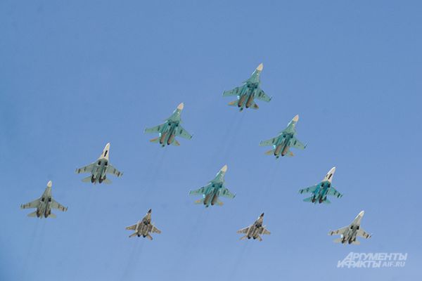 Истребители-бомбардировщики Су-34 и многоцелевые истребители Су-27 и МиГ-29.