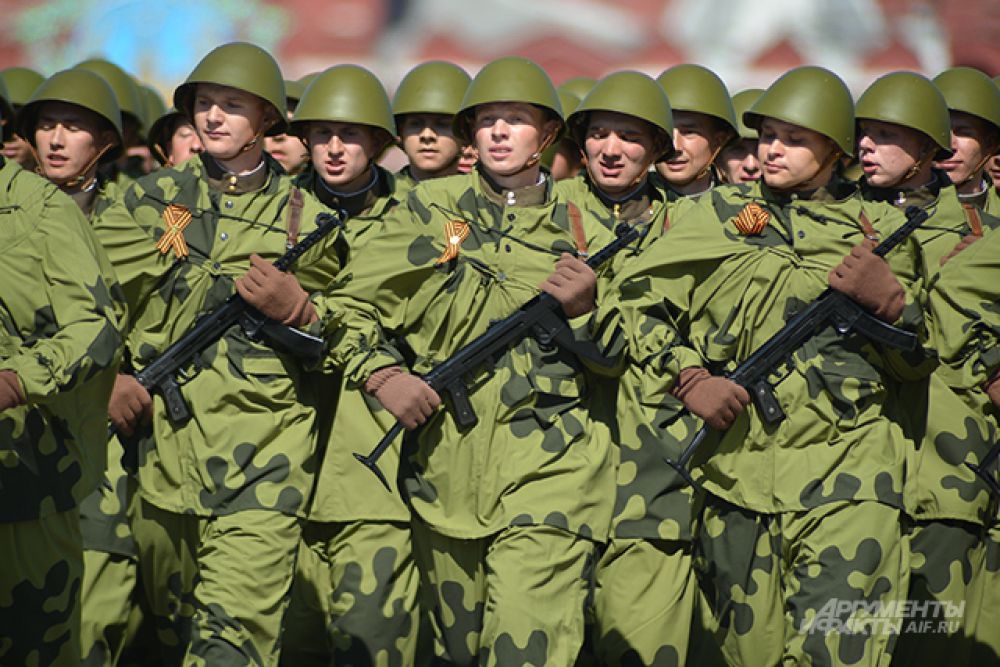 Военнослужащие, одетые в форму времен Великой Отечественной войны.
