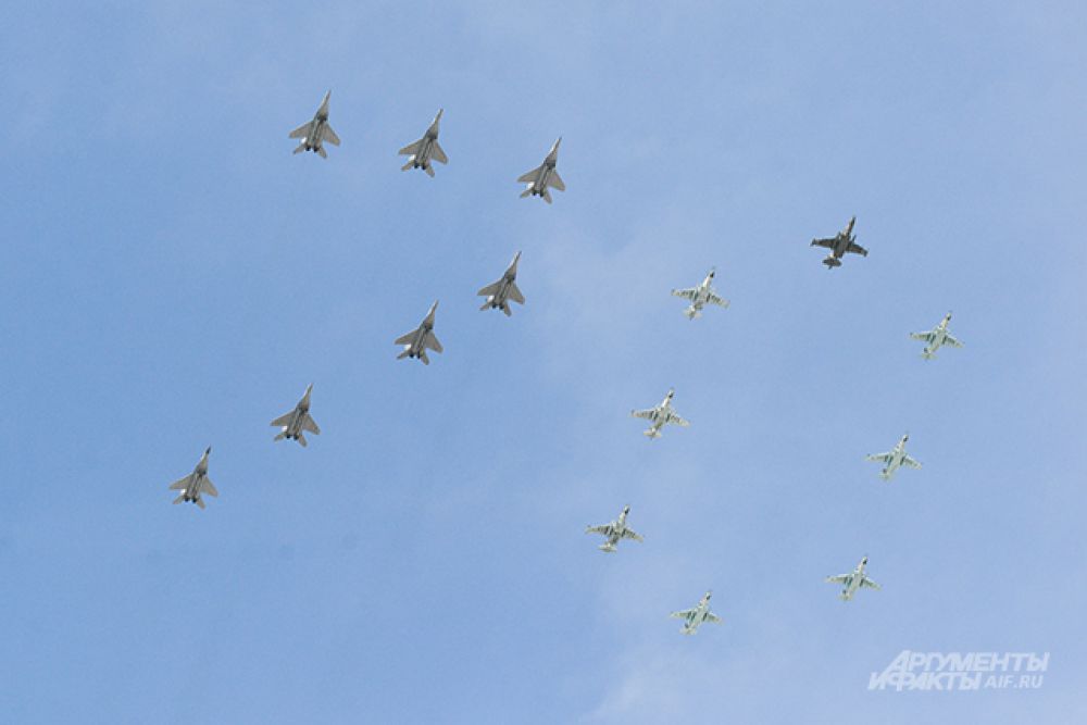 Многоцелевые истребители МиГ-29 и штурмовики Су-25.