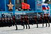 Военнослужащие знаменной группы во время военного парада в ознаменование 70-летия Победы в Великой Отечественной войне 1941-1945 годов.