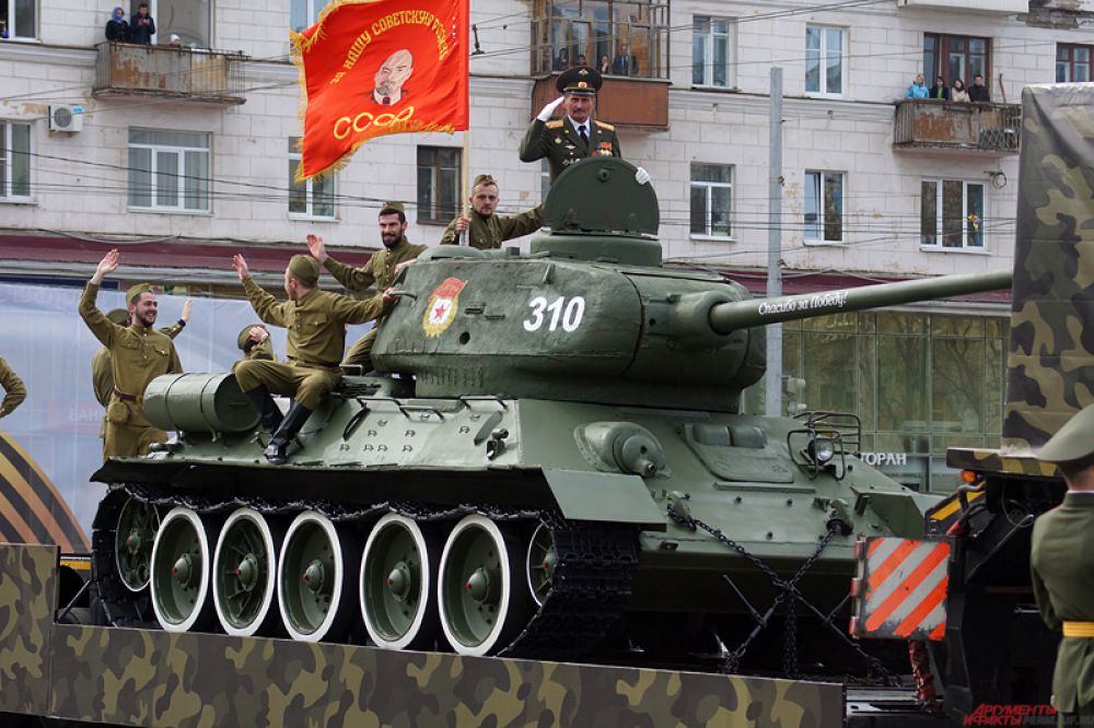 В этом году колонну боевой техники возглавлял легендарный танк Т-34, который принял участие в Великой Отечественной войне в составе 65-го Гвардейского танкового полка. Он участвовал в боях на Западном фронте, в сражениях за освобождение Украины, Польши, одним из первых вошел в пригород Берлина. Членом экипажа был наш земляк из города Оса, старший лейтенант Михаил Саначев.