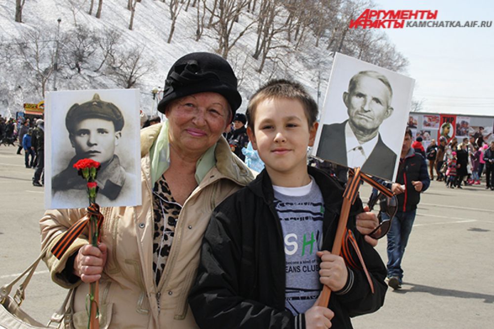 Люди несли в руках плакаты с фотографиями своих родных.