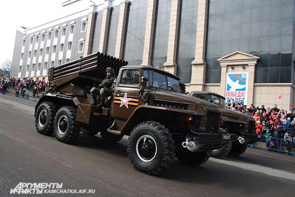 По площади Ленина прошли 15 боевых единиц техники.