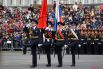 После выступления курсантов Пермского военного института служащие Президентского полка вынесли Государственный Флаг Российской Федерации и Знамя Победы. 