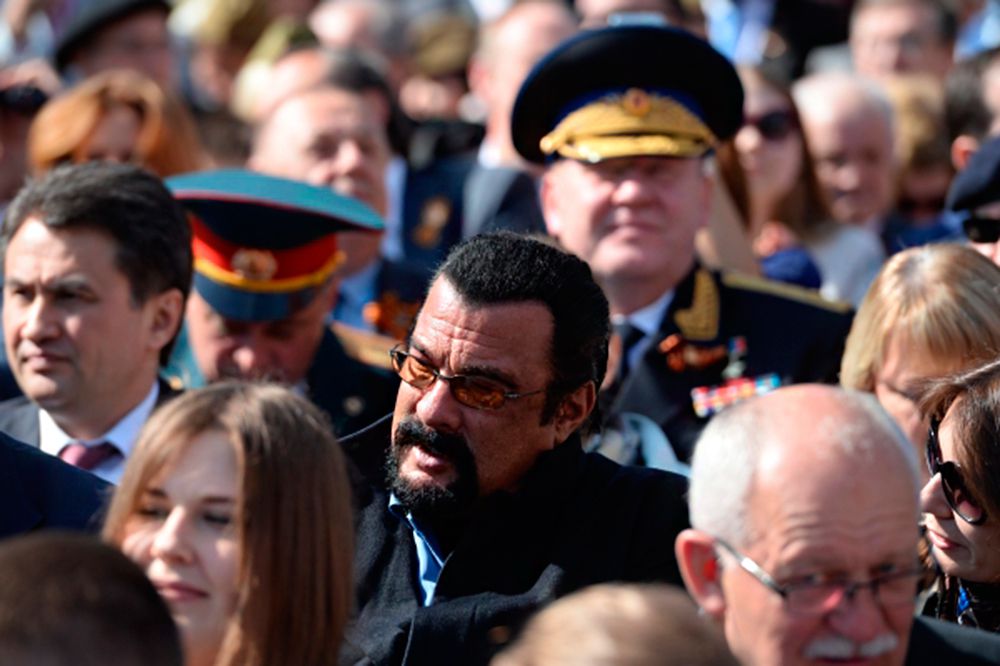 Актер Стивен Сигал (в центре) перед началом военного парада в ознаменование 70-летия Победы в Великой Отечественной войне 1941-1945 годов.