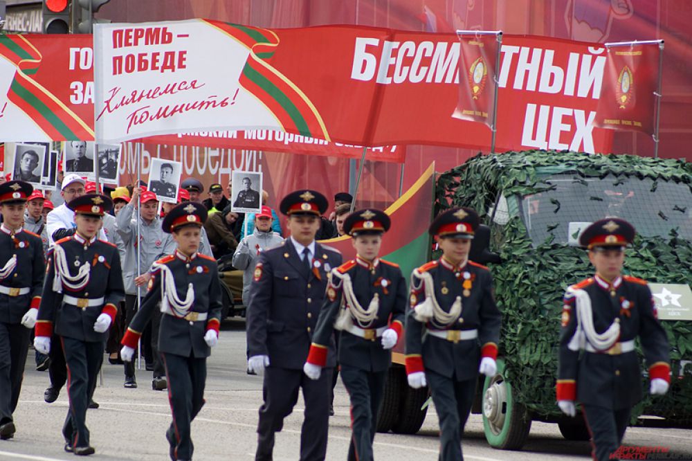 Заключительным аккордом марша стали колонны «Бессмертного цеха» и «Бессмертного полка», в которых шли порядка 30 тысяч пермяков.