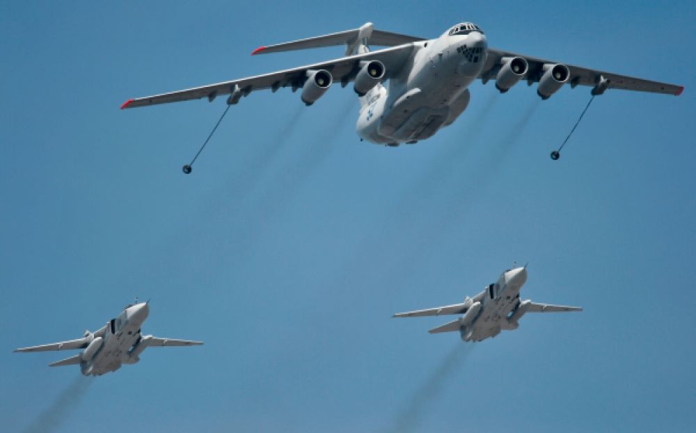 Самолёт-заправщик Ил-78 и истребители-перехватчики МиГ-31.