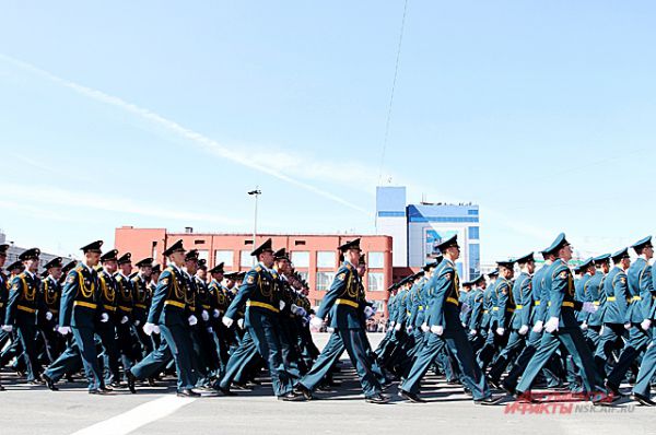 Сотни солдат шли строем по площади Ленина...