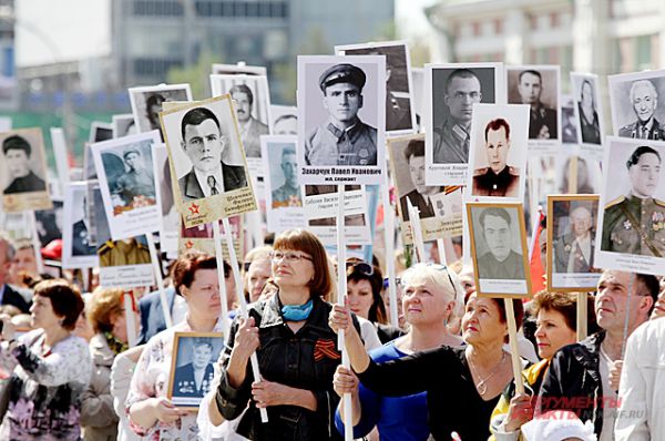 Люди держали в руках портреты своих родственников, близких, друзей, сражавшихся на той войне.