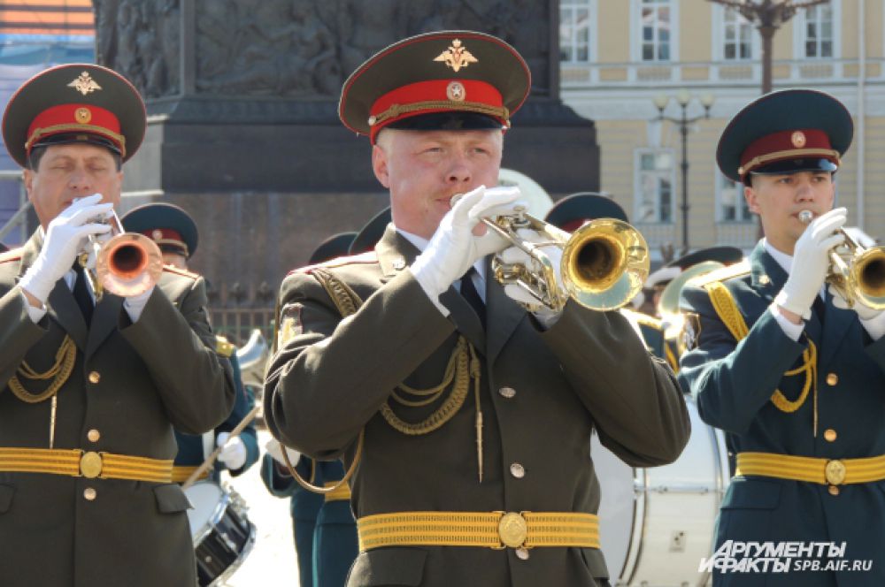 В завершении Парада оркестр сыграл "День Победы".