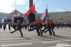 Военные пронесли по площади российский флаг.