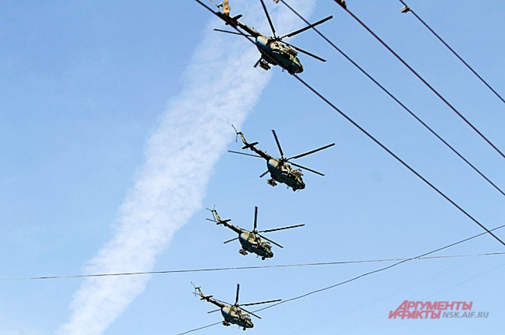 ... а в небо взлетели военные вертолёты.
