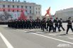 По Дворцовой площади прошли пехотинцы.