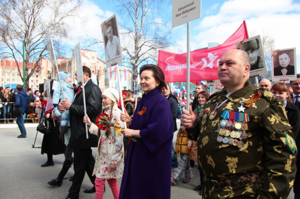 В колонне "Бессмертного полка" прошла глава региона Наталья Комарова.