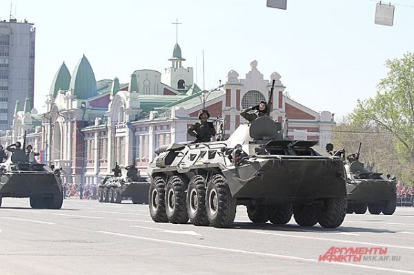 Вслед за людьми на плац ступила военная техника...