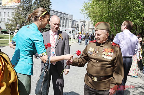 И все новосибирцы, вышедшие в тот день на улицу, не забывали поздравить с праздником самых главных его участников - ветеранов, которые 70 лет назад отстояли наше право на мирную жизнь. 