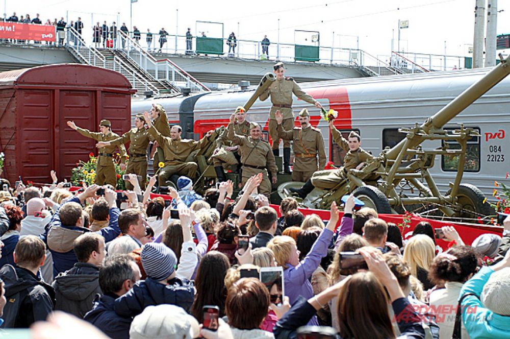 Под звуки марша «Прощание славянки» он въехал на Главный вокзал, привезя с собой солдат, победителей войны.