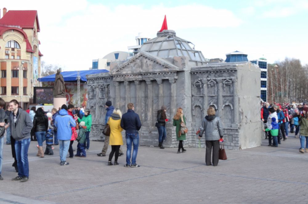 На центральной площади к празднику построены копии символичных зданий и памятников. Например, Рейхстага.