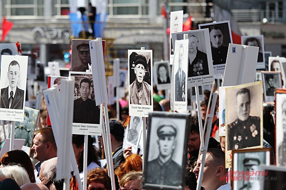 Потомки воинов чтят их память и с гордостью несут в руках их портреты.