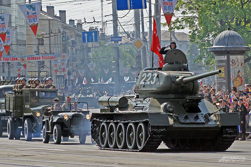 Парад Победы в Калининграде. Танк Т-34, который штурмовал Кенигсберг. Экипаж машины одержал четыре боевых победы, в том числе, уничтожив фашистскую самоходную установку «Фердинанд». Танк выпуска 1943 года специально восстановили к 9 мая.