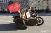 Ветеранов провезли по Невскому проспекту в автомобилях и на мотоциклах.