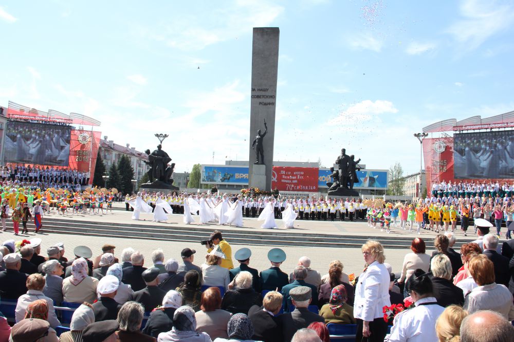 Сразу после Парада на площади Партизан началось театрализованное представление Это наша Победа.