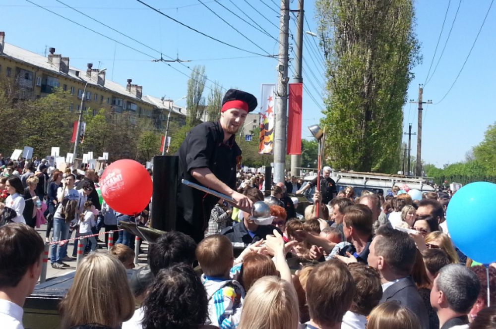 Липчане выстраивались в очередь за солдатской кашей