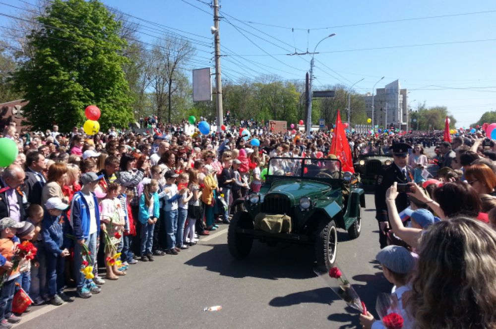 По улицам города прошла военная техника