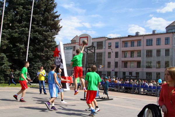 Спортивный праздник на проспекте Ленина.