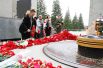 В конце мероприятия гости и организаторы вместо возложили цветы к Монументу Славы. 