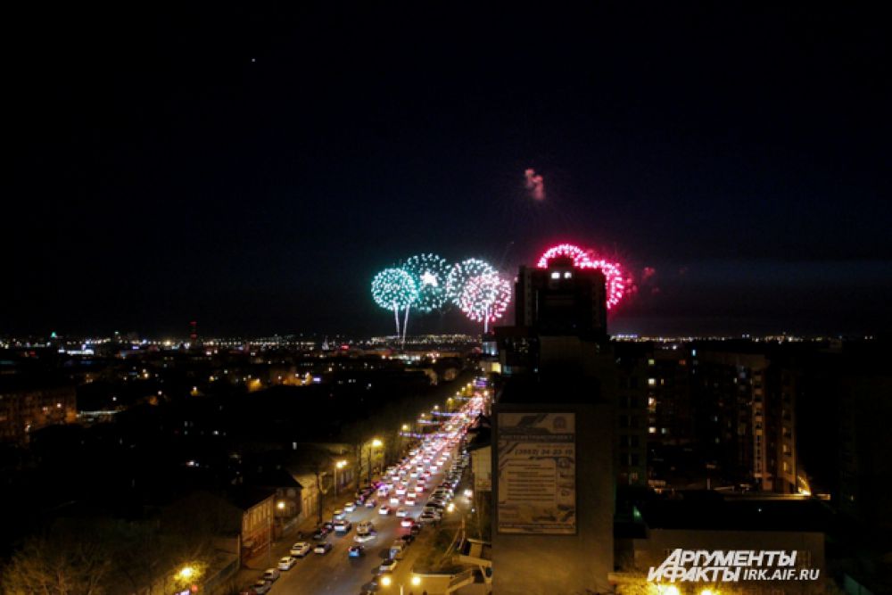 Во время салюта Победы было запущено 2054 заряда среднего и крупного калибров.