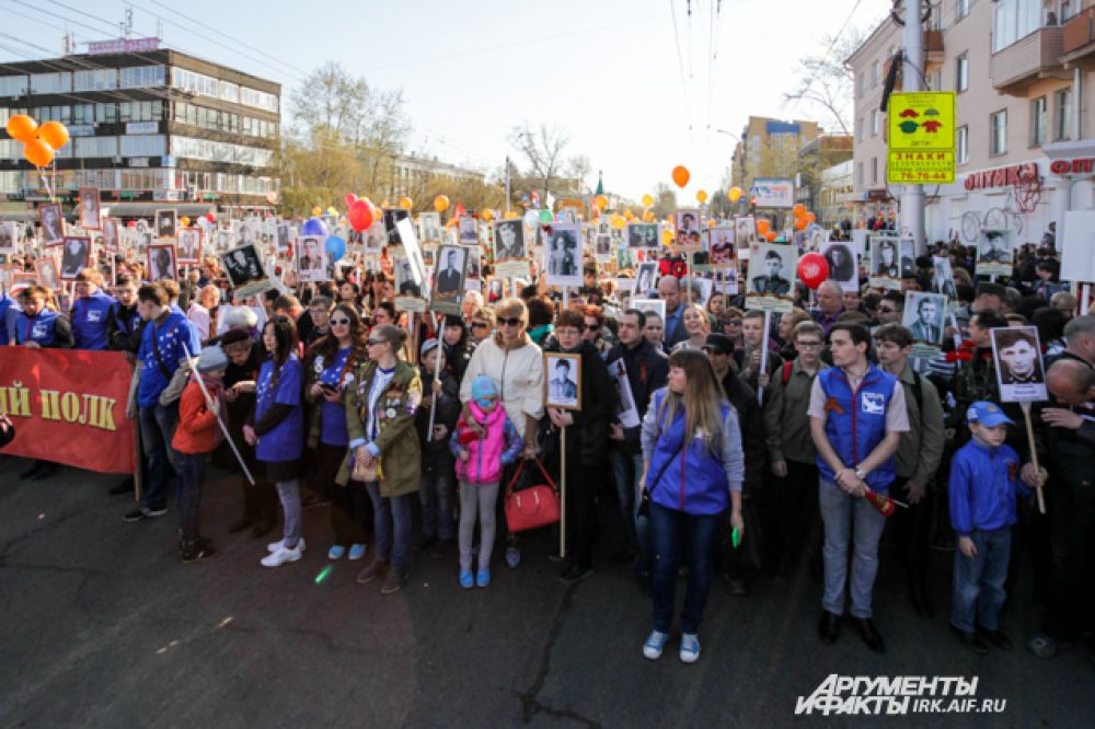На всем протяжении маршрута в колонну вливались все новые участники, многие горожане с портретами своих близких стояли на тротуарах.