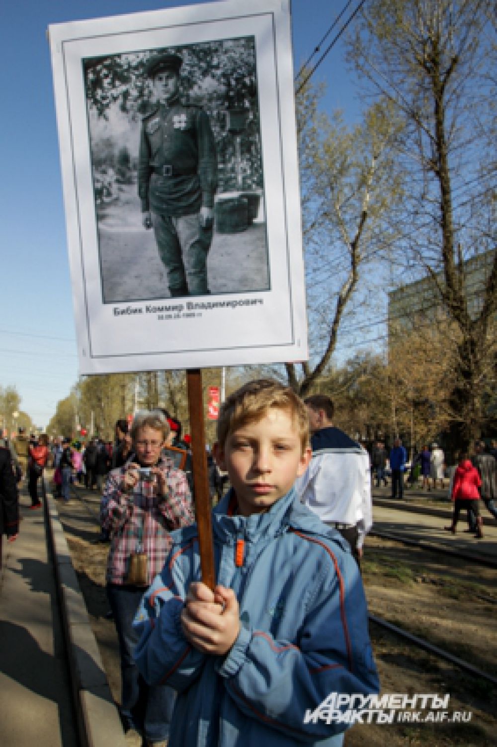 Портреты иркутяне держали высоко над головой.