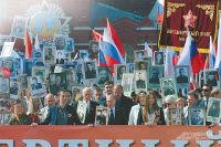9 Мая Владимир Путин с портретом отца присоединился к акции «Бессмертный полк», которая стала, пожалуй, самой трогательной частью торжеств. В Москве в шествии приняли участие более 500 тыс. человек, по всей России - миллионы.