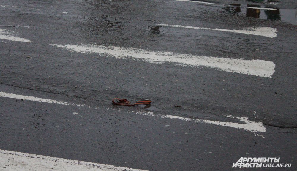 В Челябинске георгиевские ленточки раздавали бесплатно 6 и 7 марта на пешеходной улице города представители общественных организация.