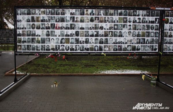 Сотни челябинцев, несмотря на снегопад, пришли к Стене Памяти 9 мая. В Челябинской области возведен самый большой в России народный фотомемориал.