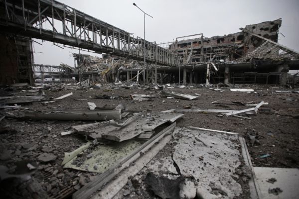 Разрушения в аэропорту города Донецка.