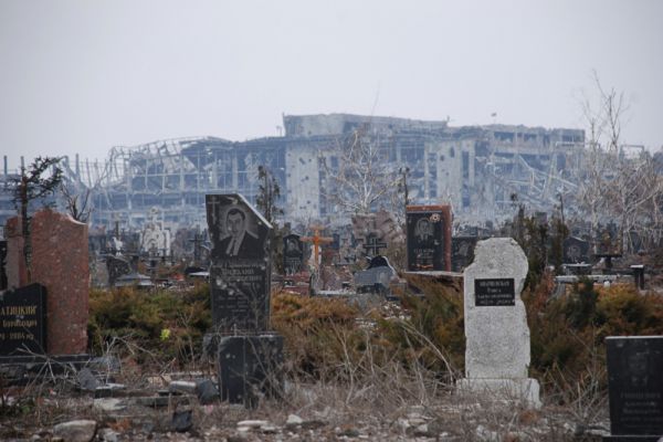 Разрушенное в результате обстрела во время боевых действий кладбище у Иверского женского монастыря, который расположен прямо перед аэропортом города Донецка.