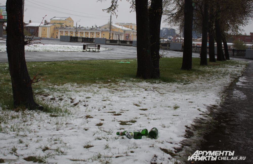 Для челябинцев День Победы – это не только праздник со слезами на глазах… Но и с пустыми бутылками на газонах в центре города.