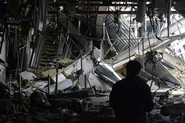 Разрушения в аэропорту города Донецка.