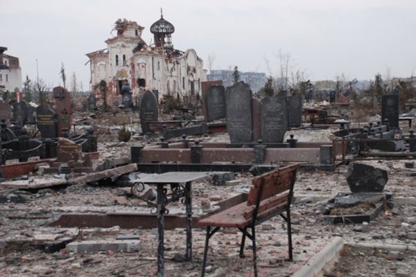 Разрушенный в результате обстрела во время боевых действий Иверский женский монастырь, который расположен прямо перед аэропортом города Донецка.